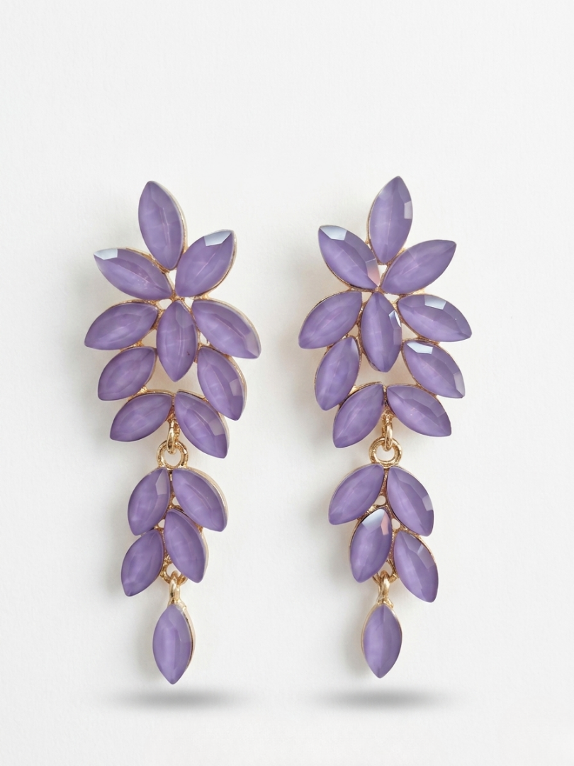 Pendientes largos color malva con diseño de ramas de cristal para eventos de noche.