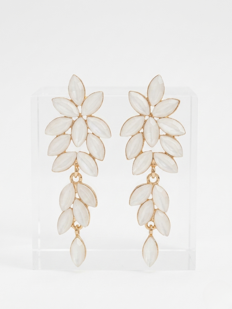 Pendientes de invitada largos color marfil con cristales facetados y acabado oro.