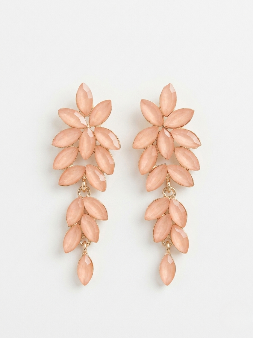 Pendientes largos color melocotón con diseño de ramas de cristal de la tienda Angel Salvaje.