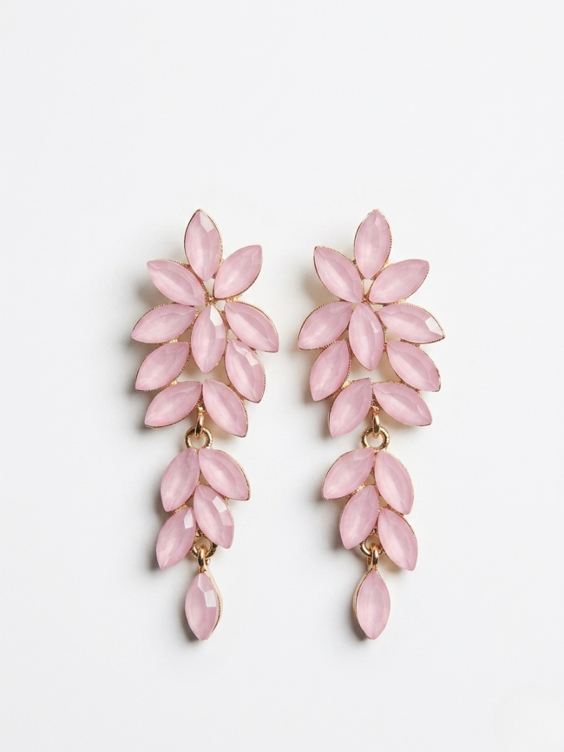 Pendientes largos de diseño botánico en color rosa palo con cristales y montura dorada.