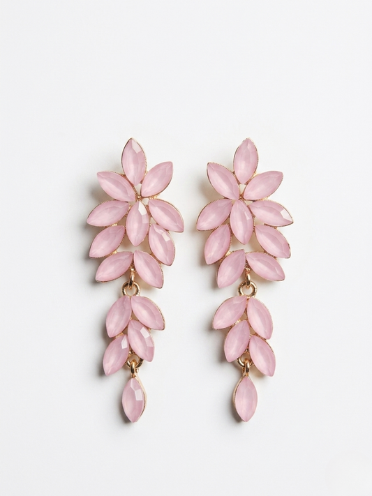 Pendientes largos de diseño botánico en color rosa palo con cristales y montura dorada.