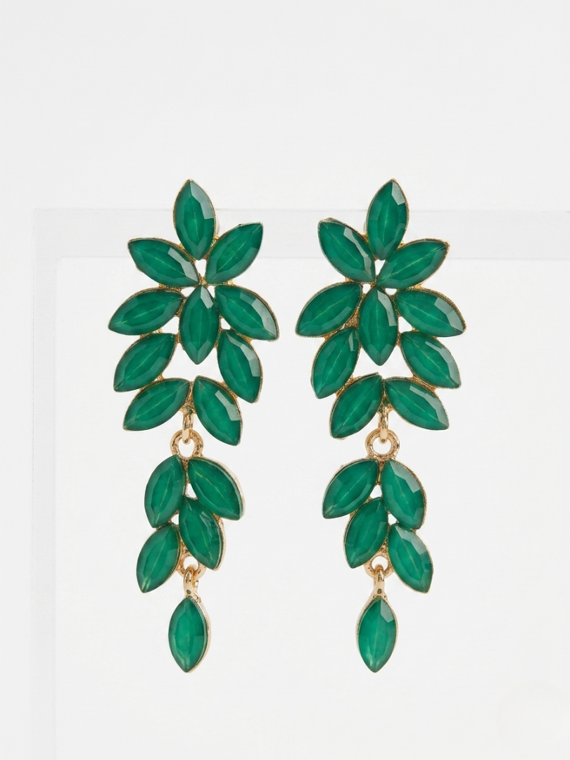 Pendientes largos de fiesta verde esmeralda con diseño de ramas de cristal de Angel Salvaje.