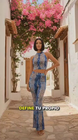 Video del conjunto animal print de serpiente azul en movimiento mostrando el corte flare.