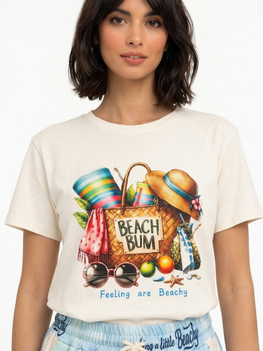 Detalle de la camiseta puesta en modelo resaltando el colorido del parche gráfico playero.