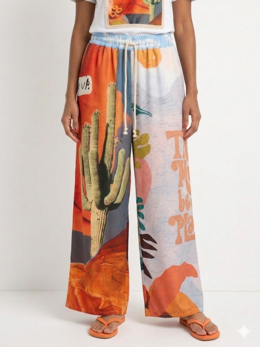 Detalle del pantalón puesto en modelo donde se aprecia el cordón y el detalle del estampado.