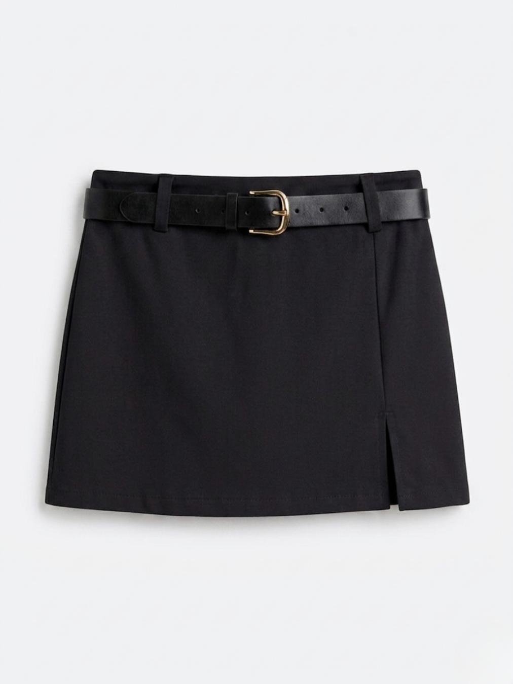 Falda pantalón corta en color negro con detalle de cinturón y hebilla dorada.