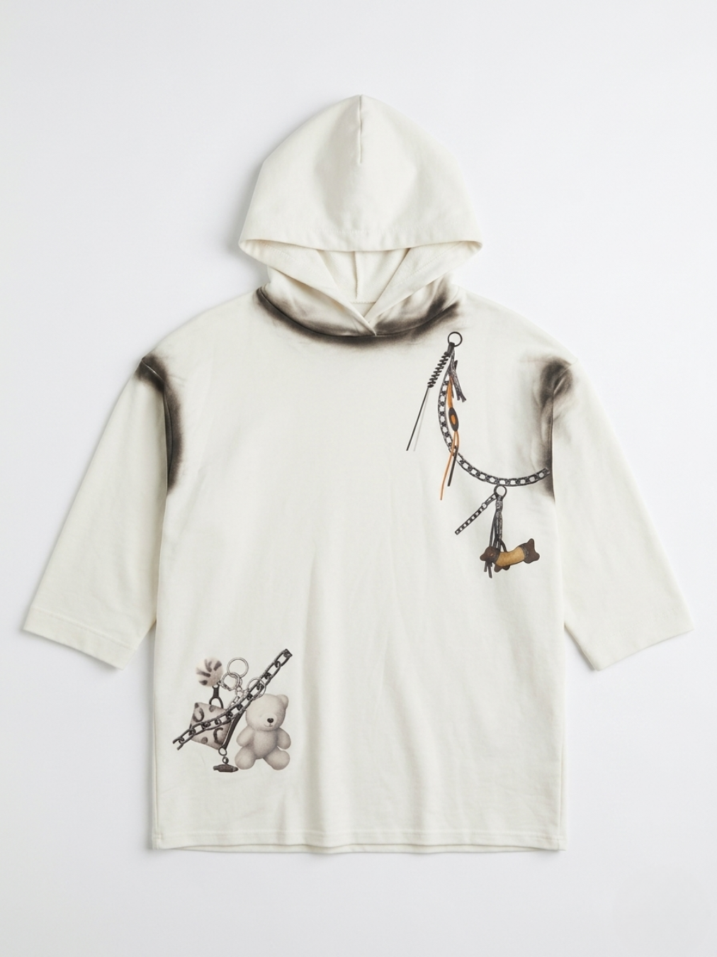 Vista frontal de sudadera blanca larga con hombro caído y estampado urbano de aerosol y cadenas.