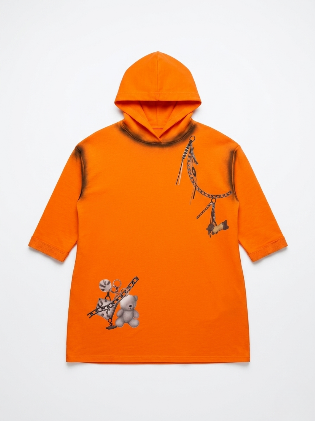 Sudadera larga naranja para mujer con capucha efecto graffiti negro y dibujo de oso con cadenas.
