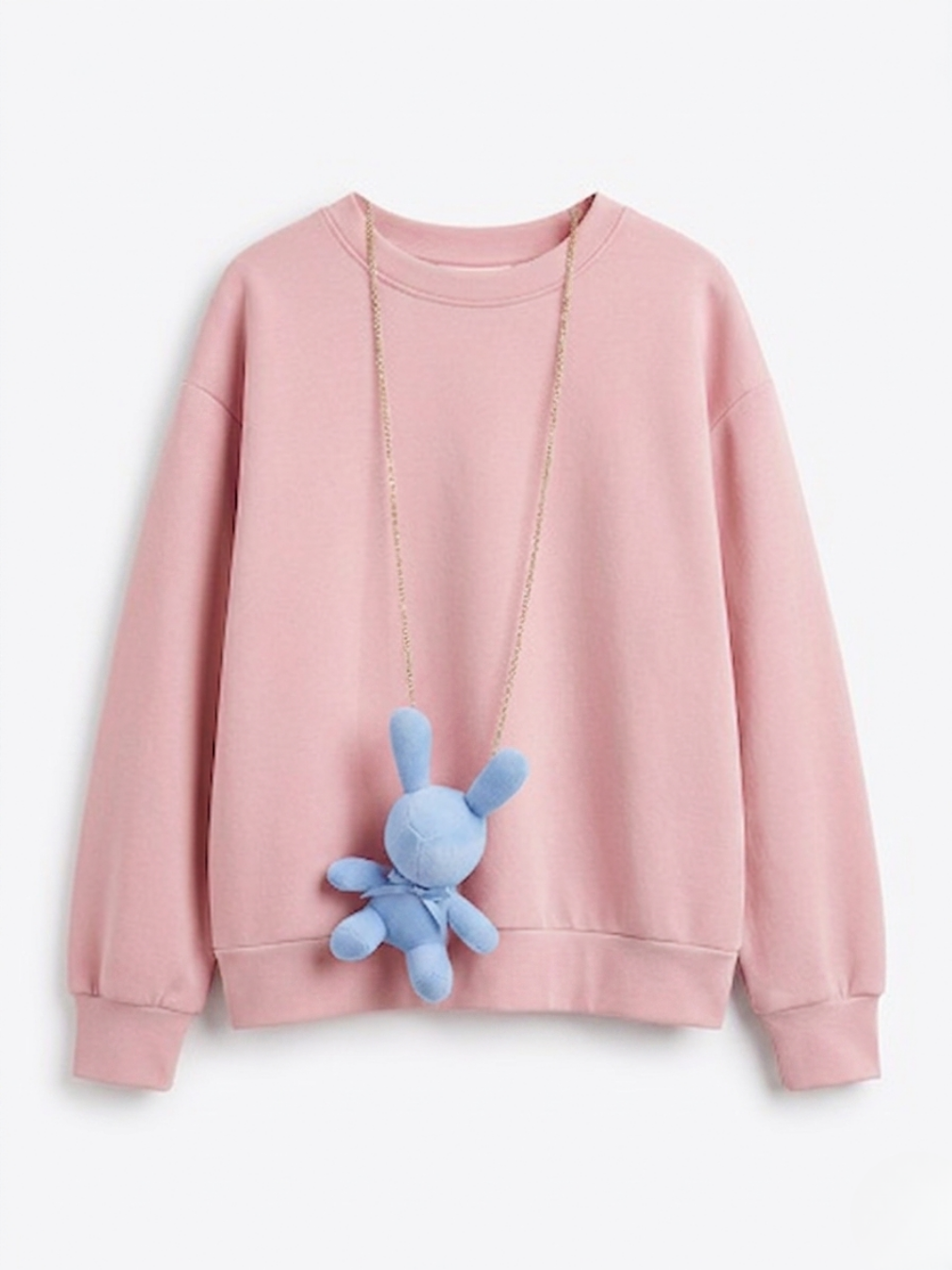 Variante de sudadera rosa pastel con collar de conejo de peluche en color azul bebé.