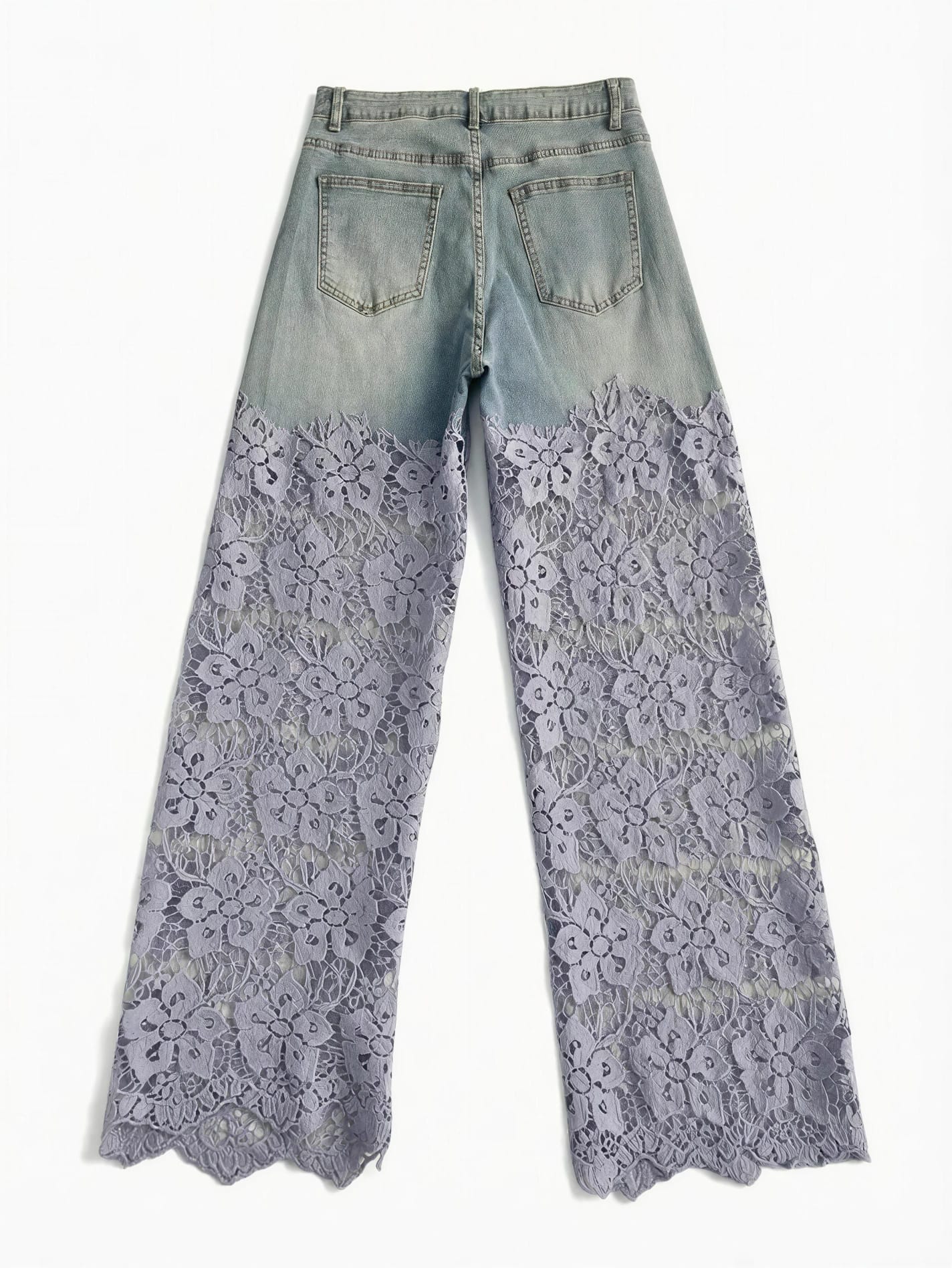 Vista trasera de pantalones vaqueros de tiro alto con bolsillos clásicos y diseño combinado de pernera ancha en encaje floral semitransparente.