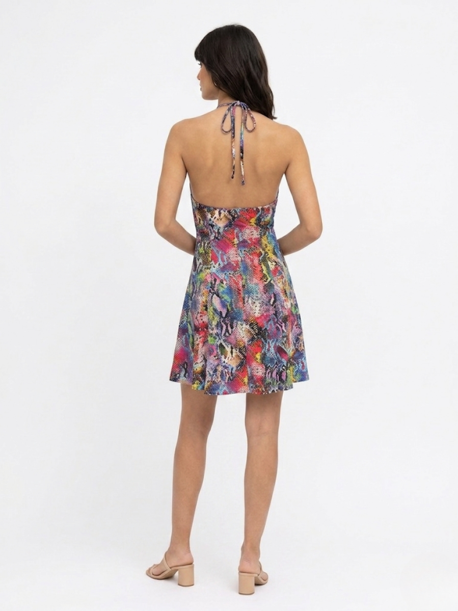 Vista trasera del vestido de serpiente mostrando la espalda al aire y lazada.