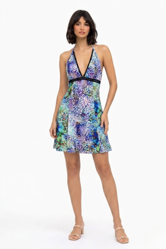 Vestido corto halter con estampado de leopardo en tonos azul índigo y turquesa.