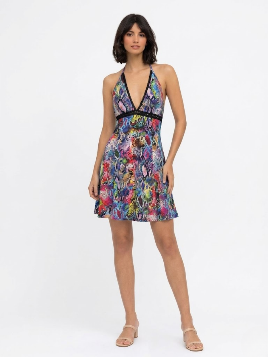 Vestido corto halter con estampado de serpiente multicolor y escote en V de Angel Salvaje.