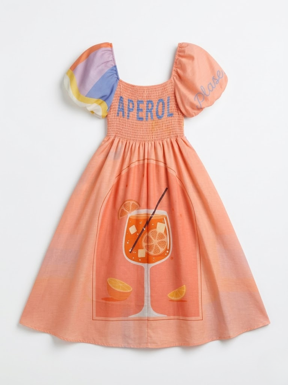Parte trasera del vestido naranja con ilustración de una copa de Aperol y rodajas de naranja.