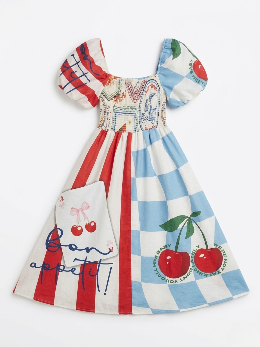 Vista posterior del vestido con estampado de cerezas, rayas rojas y mensaje Bon Appétit.