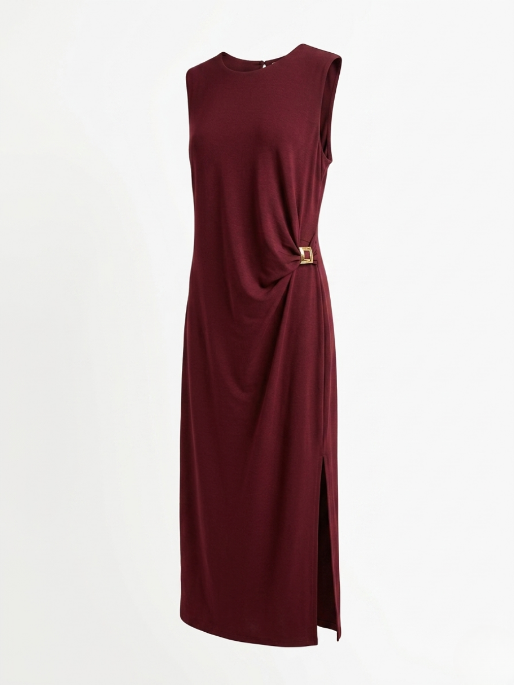 Vestido midi color granate sin mangas con drapeado lateral y hebilla dorada.