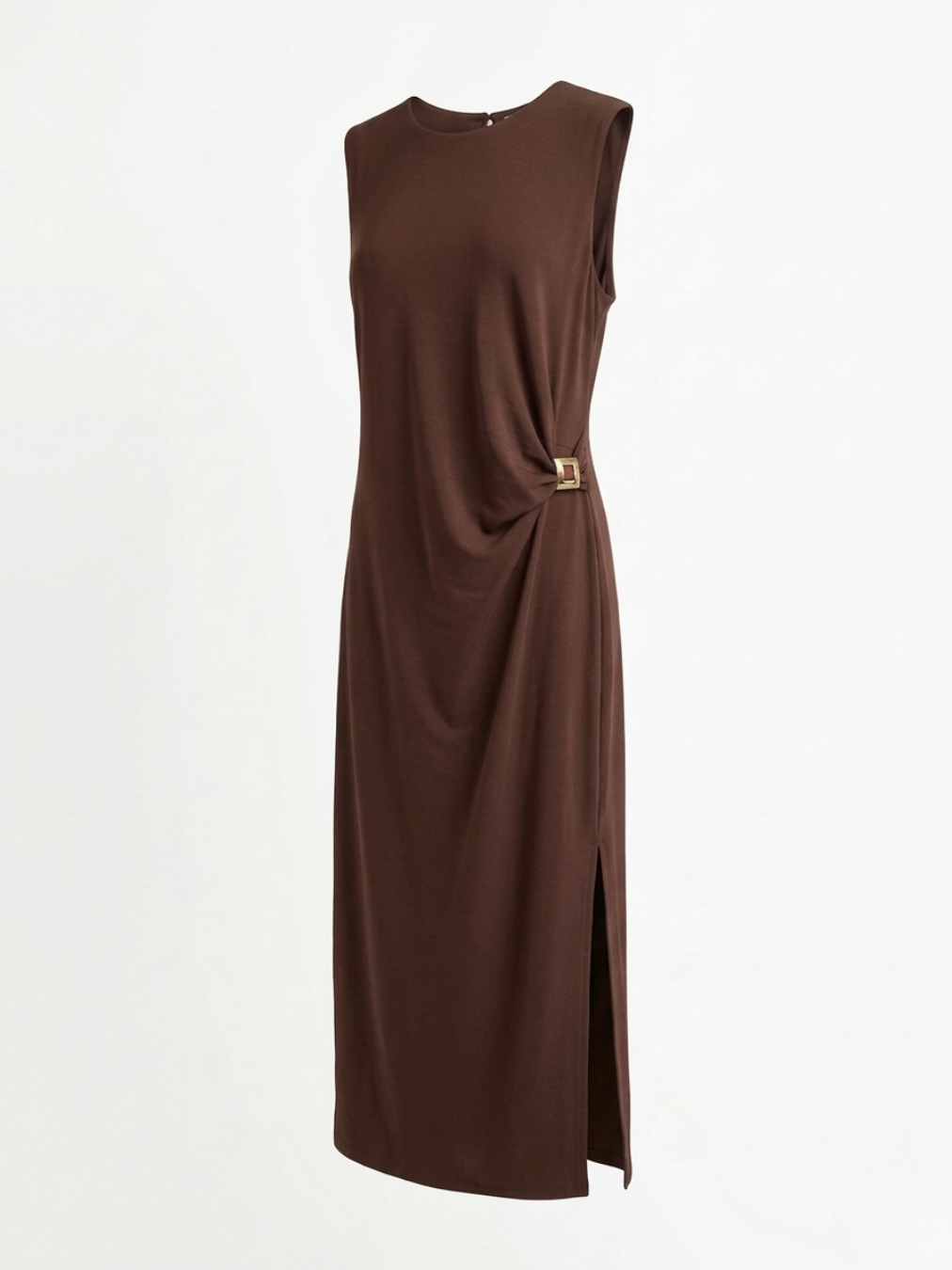 Vestido fluido marrón tierra con pinzas laterales y hebilla metálica.