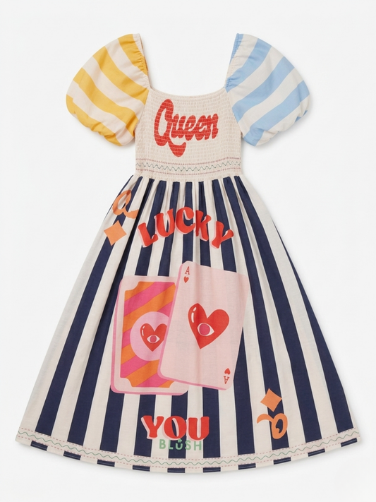 Parte delantera del vestido con rayas azul marino, cartas de corazones y mensaje Lucky You.