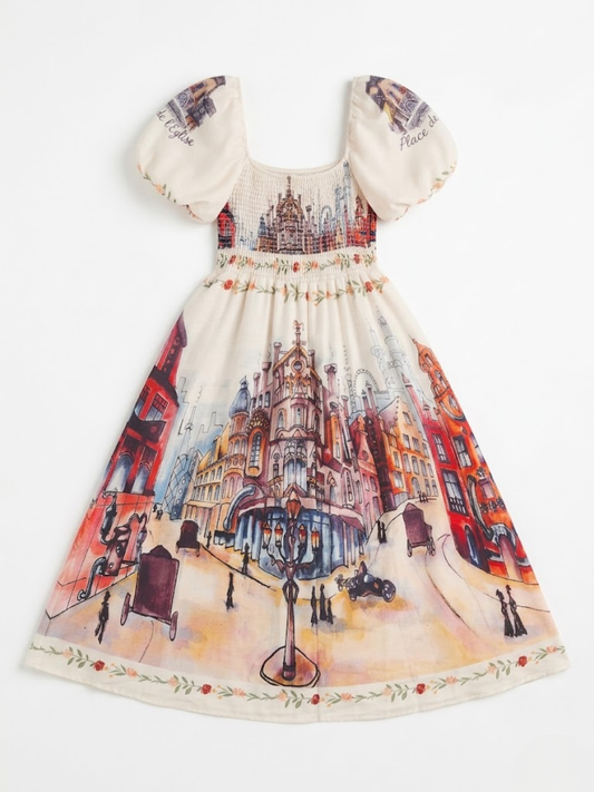 Vista frontal del vestido con estampado de edificios clásicos, farolas y carruajes en tonos cálidos.