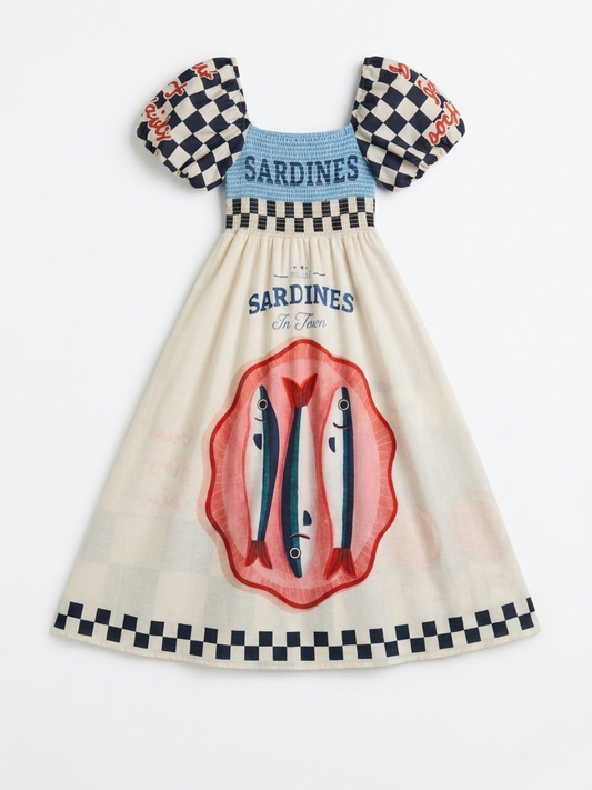 Vista frontal del vestido con ilustración de sardinas y cuerpo nido de abeja azul.