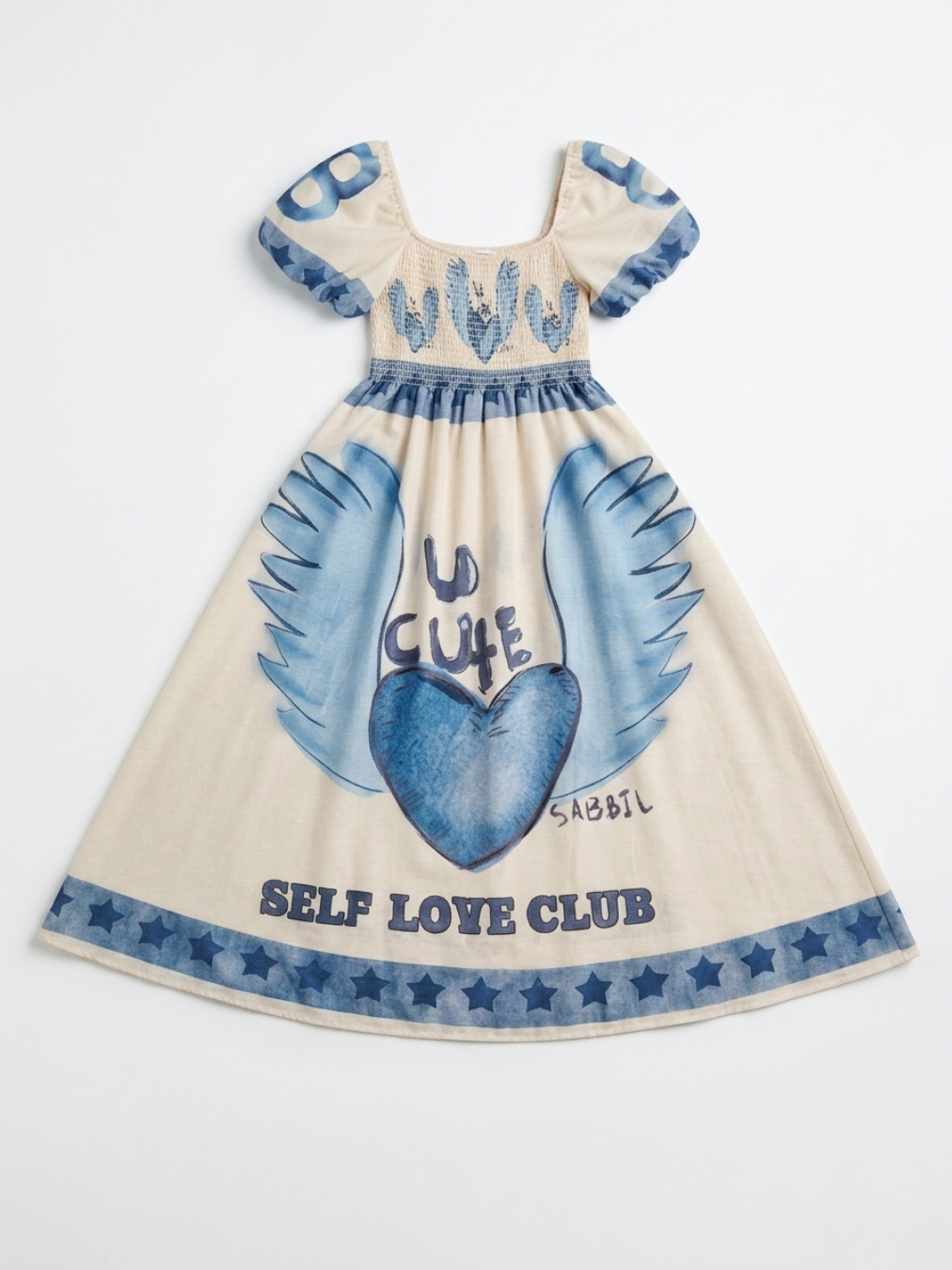 Vista frontal del vestido con corazón alado azul y mensaje Self Love Club.