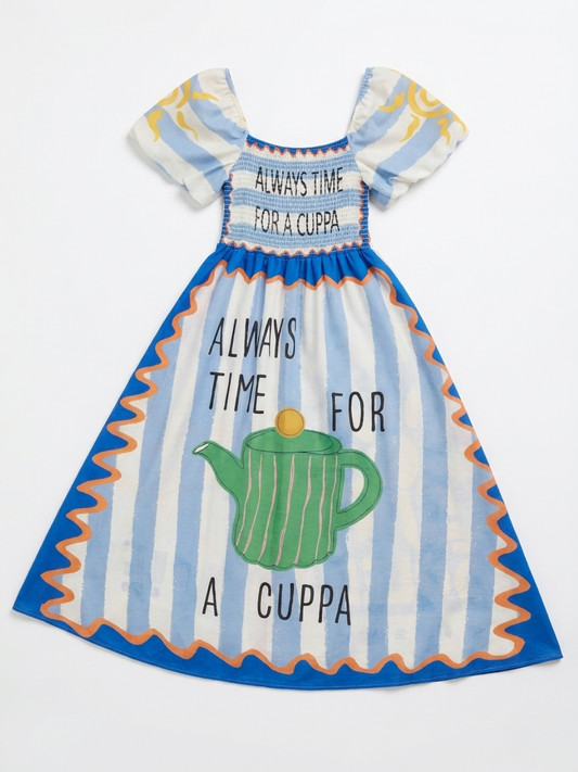 Parte delantera del vestido con rayas azules, tetera verde y mensaje "Always time for a cuppa".